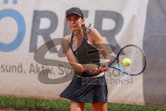 Tennis Ingolstadt Jugend Stadtmeisterschaft; Luisa Jung (blaues Shirt) gewinnt gegen Lucia Milocco Andres (schwarzes Shirt), beide STC Rot-Weiß Ingolstadt