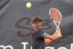 Tennis Ingolstadt Jugend Stadtmeisterschaft; Elio Sayeed Malik (türkises Shirt) RW Ingolstadt gewinnt gegen Benedikt Deger (graues Shirt) TC Künzing