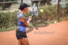 Tennis Ingolstadt Jugend Stadtmeisterschaft; Luisa Jung (blaues Shirt) gewinnt gegen Lucia Milocco Andres (schwarzes Shirt), beide STC Rot-Weiß Ingolstadt