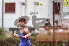 Tennis Ingolstadt Jugend Stadtmeisterschaft; Luisa Jung (blaues Shirt) gewinnt gegen Lucia Milocco Andres (schwarzes Shirt), beide STC Rot-Weiß Ingolstadt