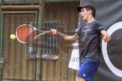 Tennis Ingolstadt Jugend Stadtmeisterschaft; Elio Sayeed Malik (türkises Shirt) RW Ingolstadt gewinnt gegen Benedikt Deger (graues Shirt) TC Künzing