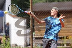 Tennis Ingolstadt Jugend Stadtmeisterschaft; Leopold Spörer (blaues Shirt) gewinnt gegen Henry Hampe (weisses Shirt) vom STC RW Ingolstadt