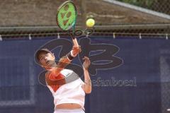 Tennis Ingolstadt Jugend Stadtmeisterschaft; Leopold Spörer (blaues Shirt) gewinnt gegen Henry Hampe (weisses Shirt) vom STC RW Ingolstadt