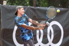 Tennis Ingolstadt Jugend Stadtmeisterschaft; Leopold Spörer (blaues Shirt) gewinnt gegen Henry Hampe (weisses Shirt) vom STC RW Ingolstadt