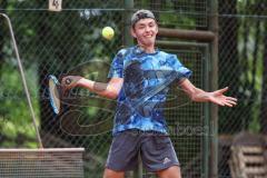 Tennis Ingolstadt Jugend Stadtmeisterschaft; Leopold Spörer (blaues Shirt) gewinnt gegen Henry Hampe (weisses Shirt) vom STC RW Ingolstadt