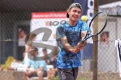 Tennis Ingolstadt Jugend Stadtmeisterschaft; Leopold Spörer (blaues Shirt) gewinnt gegen Henry Hampe (weisses Shirt) vom STC RW Ingolstadt