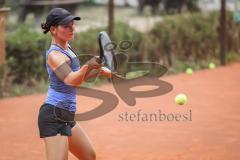 Tennis Ingolstadt Jugend Stadtmeisterschaft; Luisa Jung (blaues Shirt) gewinnt gegen Lucia Milocco Andres (schwarzes Shirt), beide STC Rot-Weiß Ingolstadt