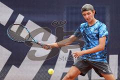 Tennis Ingolstadt Jugend Stadtmeisterschaft; Leopold Spörer (blaues Shirt) gewinnt gegen Henry Hampe (weisses Shirt) vom STC RW Ingolstadt