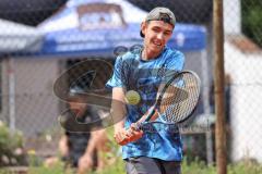 Tennis Ingolstadt Jugend Stadtmeisterschaft; Leopold Spörer (blaues Shirt) gewinnt gegen Henry Hampe (weisses Shirt) vom STC RW Ingolstadt