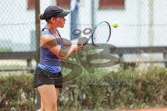 Tennis Ingolstadt Jugend Stadtmeisterschaft; Luisa Jung (blaues Shirt) gewinnt gegen Lucia Milocco Andres (schwarzes Shirt), beide STC Rot-Weiß Ingolstadt