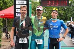 Triathlon Ingolstadt 2022 - links 2. Sieger Mitteldistanz - Große-Freese Finn - SV Bayreuth - mit einer Zeit von 3:31:57 - Mitte 1. Sieger der Mitteldistanz mit einer Zeit von 3:30:18 - rechts 3. Sieger Ott Thomas - Team Erdinger Alkoholfrei / ESV Gemünde