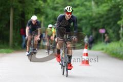 Triathlon Ingolstadt 2022 - Radfahrer nach der Wechselzone auf der Strecke - Foto: Jürgen Meyer