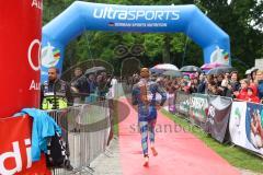 Triathlon Ingolstadt 2022 - Olympische Distanz  - Athleten beim Ausstieg nach dem schwimmen auf dem Weg in die Wechselzone -  Foto: Jürgen Meyer