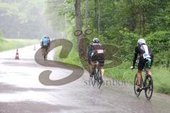 Triathlon Ingolstadt 2022 - Radfahrer nach der Wechselzone auf der Strecke - Einsetzender Regen - Foto: Jürgen Meyer