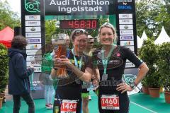 Triathlon Ingolstadt 2022 - Olympische Distanz Frauen - links 1. Siegerin SCHNEIDER Katja - Spiridon Frankfurt - mit einer Zeit von 2:21:37 - rechts 2. Siegerin MAI Claudia - CIS Amberg  - mit einer Zeit von 2:22:51 - Foto: Jürgen Meyer