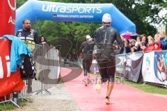 Triathlon Ingolstadt 2022 - Olympische Distanz  - Athleten beim Ausstieg nach dem schwimmen auf dem Weg in die Wechselzone -  Foto: Jürgen Meyer