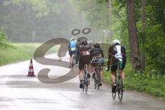 Triathlon Ingolstadt 2022 - Radfahrer nach der Wechselzone auf der Strecke - Einsetzender Regen - Foto: Jürgen Meyer
