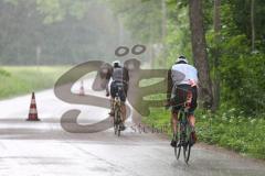 Triathlon Ingolstadt 2022 - Radfahrer nach der Wechselzone auf der Strecke - Einsetzender Regen - Foto: Jürgen Meyer