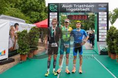 Triathlon Ingolstadt 2022 - links 2. Sieger Mitteldistanz - Große-Freese Finn - SV Bayreuth - mit einer Zeit von 3:31:57 - Mitte 1. Sieger der Mitteldistanz mit einer Zeit von 3:30:18 - rechts 3. Sieger Ott Thomas - Team Erdinger Alkoholfrei / ESV Gemünde