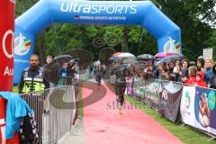 Triathlon Ingolstadt 2022 - Olympische Distanz  - Athleten beim Ausstieg nach dem schwimmen auf dem Weg in die Wechselzone -  Foto: Jürgen Meyer