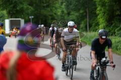 Triathlon Ingolstadt 2022 - Radfahrer nach der Wechselzone auf der Strecke - Fan - Foto: Jürgen Meyer