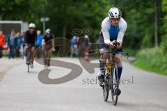 Triathlon Ingolstadt 2022 - Radfahrer nach der Wechselzone auf der Strecke - Foto: Jürgen Meyer