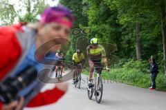 Triathlon Ingolstadt 2022 - Radfahrer nach der Wechselzone auf der Strecke - Fan - Foto: Jürgen Meyer