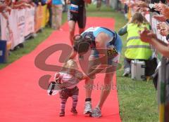 Triathlon Ingolstadt 2010 - Zieleinlauf mit Baby