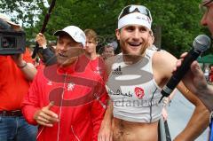 Triathlon Ingolstadt 2010 - Organisator Gerhard Budy mit Siegrer Faris Al-Sultan