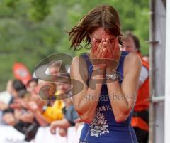 Triathlon Ingolstadt 2010 - Zweite Birgit Nixdorf im Ziel Jubel