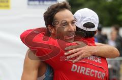 Triathlon Ingolstadt 2012 - Sieger Olympische Distanz Horst Reichel im Ziel, Gratulation von Gerhard Budy
