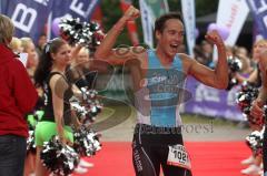 Triathlon Ingolstadt 2012 - Sieger Olympische Distanz Horst Reichel im Ziel