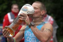 Triathlon Ingolstadt 2012 - Dir Sieger Mitteldistanz Jan Raphael allein auf der Strecke und mit Riesenvorsprung im Ziel