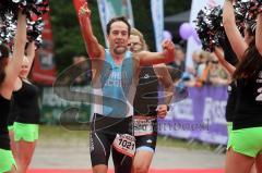 Triathlon Ingolstadt 2012 - Sieger Olympische Distanz Horst Reichel im Ziel