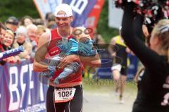Triathlon Ingolstadt 2012 - Emotionen mit Baby im Arm
