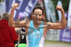 Triathlon Ingolstadt 2012 - Sieger Olympische Distanz Horst Reichel im Ziel