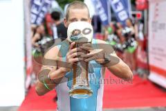 Triathlon Ingolstadt 2012 - Dir Sieger Mitteldistanz Jan Raphael allein auf der Strecke und mit Riesenvorsprung im Ziel