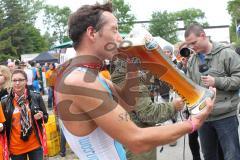 Triathlon Ingolstadt 2012 - Sieger Olympische Distanz Horst Reichel im Ziel