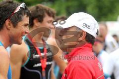 Triathlon Ingolstadt 2012 - 3.Platz Olympische Distanz Michael Göhner im Ziel mit Gerhard Budy