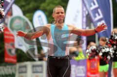 Triathlon Ingolstadt 2012 - Dir Sieger Mitteldistanz Jan Raphael allein auf der Strecke und mit Riesenvorsprung im Ziel