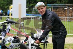 Triathlon Ingolstadt 2014 - Baggersee - Jan Raphael vor dem Start, Mitteldistanz an seinem Rad
