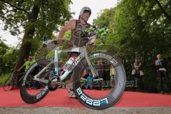 Triathlon Ingolstadt 2014 - Baggersee - Von der Wechselzone zur Radstrecke, erst ab der Linie darf aufs Fahrrad gesetzt werden