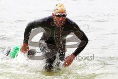 Triathlon Ingolstadt 2014 - Baggersee - Faris Al Sultan kommt als Erster aus dem Wasser und läuft in die Wechselzone