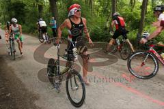 Triathlon Ingolstadt 2014 - Baggersee - Ralf Schmiedeke fährt  in die Wechselzone