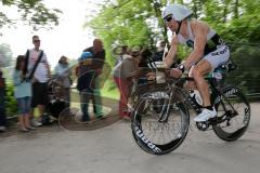 Triathlon Ingolstadt 2014 - Baggersee - Von der Wechselzone zur Radstrecke, erst ab der Linie darf aufs Fahrrad gesetzt werden