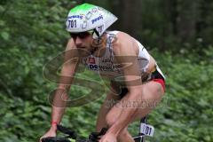 Triathlon Ingolstadt 2014 - Baggersee - Faris Al Sultan fährt wieder in die Wechselzone, während die anderen erst auf die Strecke gehen