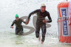 Triathlon Ingolstadt 2014 - Baggersee - Faris Al Sultan kommt als Erster aus dem Wasser und läuft in die Wechselzone