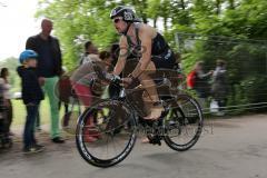 Triathlon Ingolstadt 2014 - Baggersee - Von der Wechselzone zur Radstrecke, erst ab der Linie darf aufs Fahrrad gesetzt werden