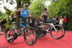 Triathlon Ingolstadt 2014 - Baggersee - Von der Wechselzone zur Radstrecke, erst ab der Linie darf aufs Fahrrad gesetzt werden