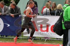 Triathlon Ingolstadt 2014 - Baggersee - Aus dem Wasser, Ansturm auf die Wechselzone, Mitteldistanz Jan Raphael